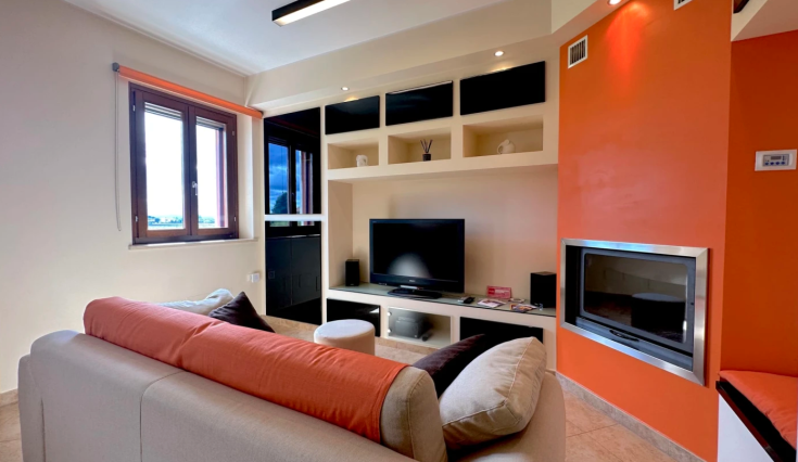 Appartamento accogliente e moderno con un camino, ideale per momenti di relax.