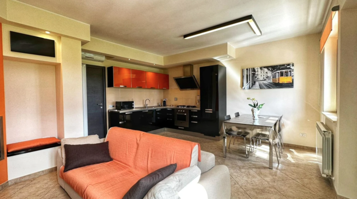 Appartamento spazioso e ben illuminato, dotato di cucina funzionale e area soggiorno confortevole.