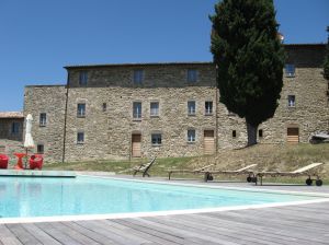 Un ferme rustique entourée d'arbres et de prairies, idéale pour une pause tranquille et découvrir la culture locale.
