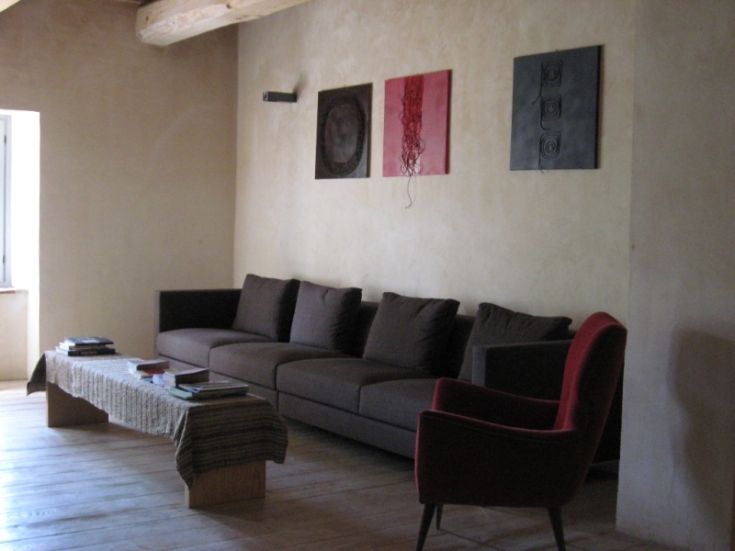 Un séjour simple et accueillant avec un canapé et des décorations murales.