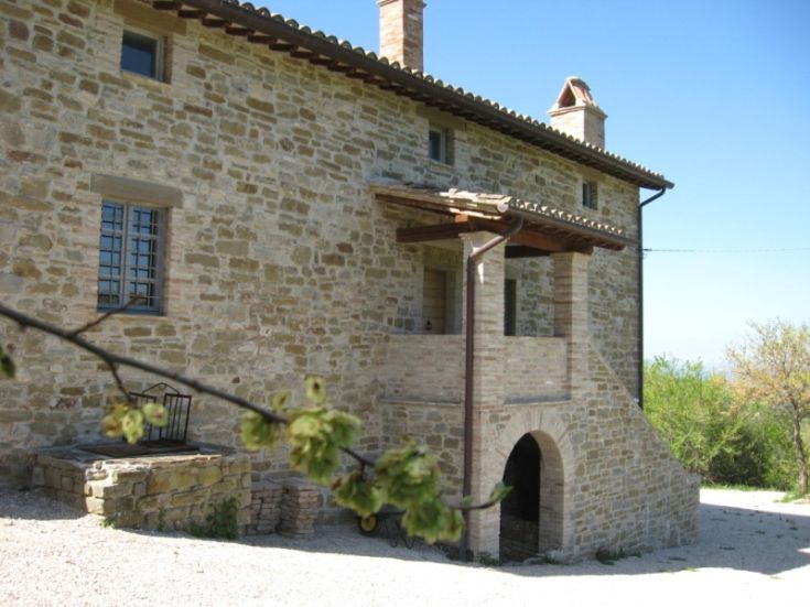 Bâtiment historique sur une colline, dans un environnement paisible idéal pour se détendre et des activités culturelles.