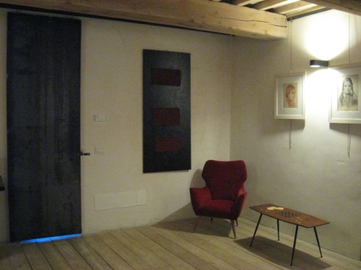 Une chambre confortable avec des meubles essentiels, parfaite pour des moments de détente.