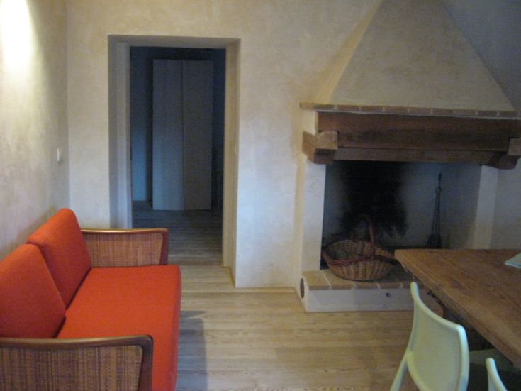 Un espace de détente avec un salon disposant d'une cheminée et des éléments rustiques, idéal pour se relaxer.