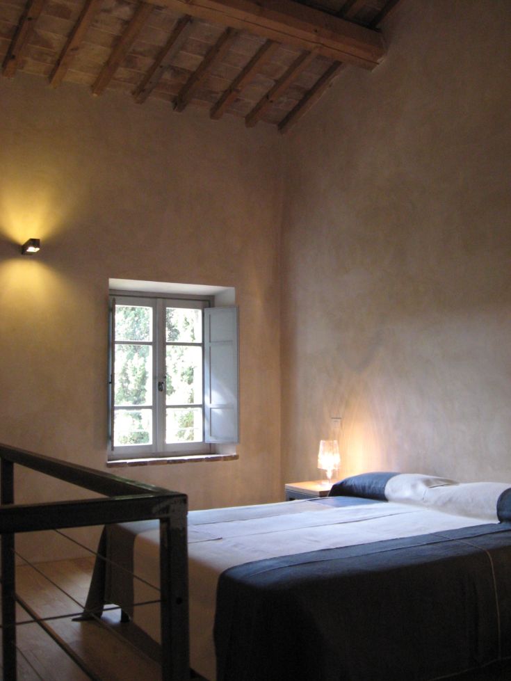 Chambre confortable avec des éléments rustiques et une vue sur la nature environnante.