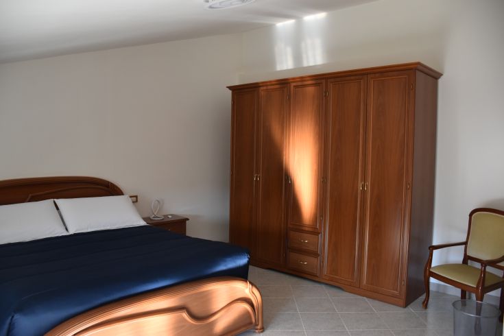 Chambre spacieuse et accueillante, parfaite pour des séjours tranquilles dans la verdure environnante.