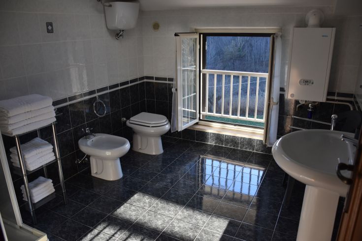 Salle de bains spacieuse et bien éclairée, équipée de conforts modernes pour un séjour agréable.