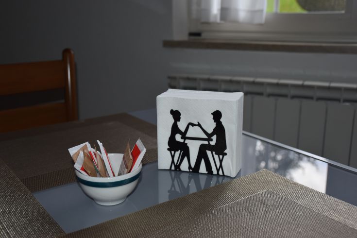 Un simple dressage de table avec un porte-serviette et un bol de sucre.