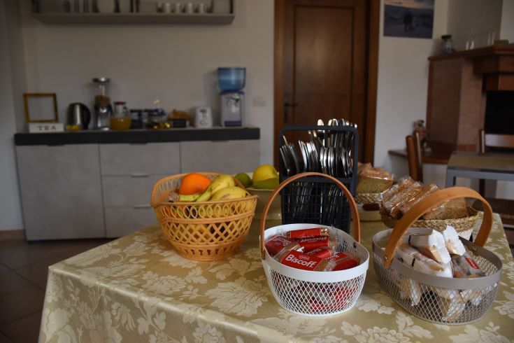 Un buffet de petit déjeuner avec des fruits frais et une sélection de pâtisseries assorties. Un début de journée paisible.