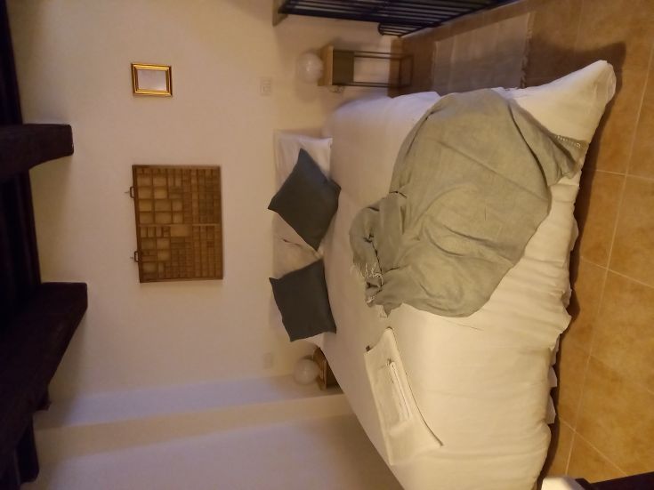 Un appartamento confortevole con un letto matrimoniale e arredamento sobrio.