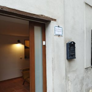 Casa vacanza in una posizione tranquilla, con ingresso accogliente e spazi confortevoli.