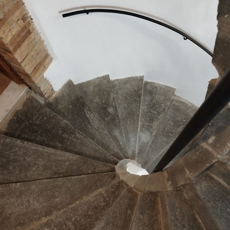 Scala elicoidale in pietra, un esempio di architettura storica e di design semplice.