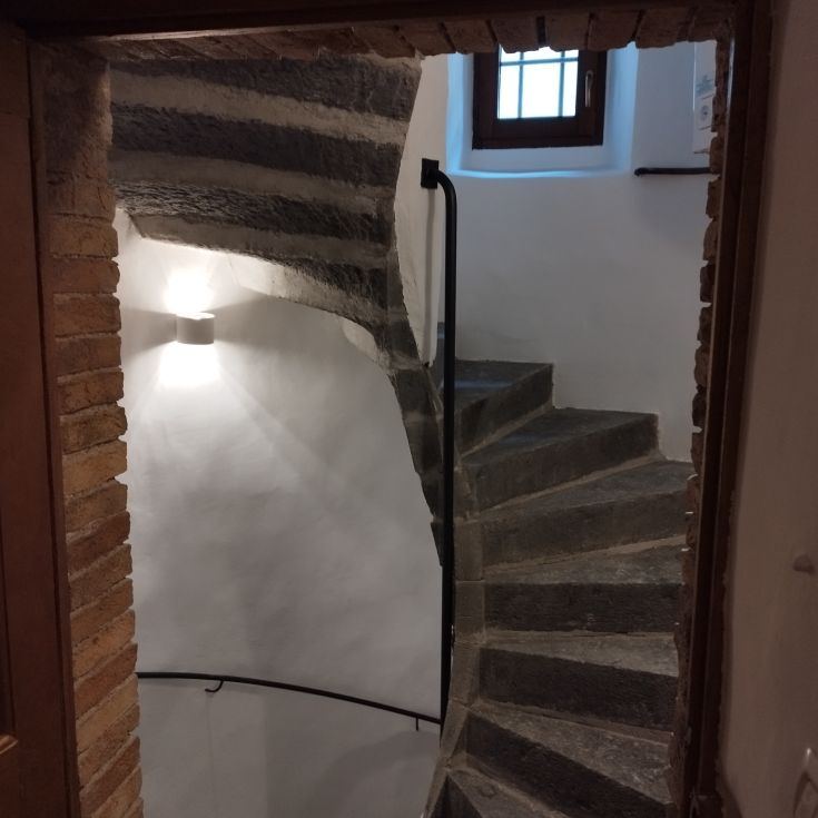 Scala in pietra che porta a un ambiente caratteristico e suggestivo, tipico della tradizione locale.