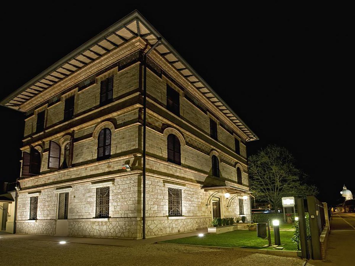 Villa Raffaello, umgeben von einem großen Park, ideal zum Entspannen und Besuchen in der Gegend von Assisi.