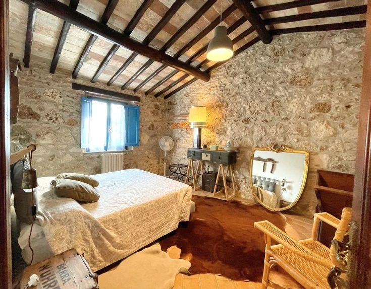 Ein einfaches und gemütliches Zimmer in einer alten Mühle, eingebettet in die Stille der Landschaft.