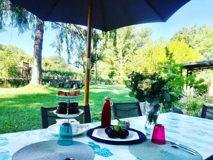 Ein ruhiger Ort für ein Frühstück im Freien, umgeben von einem gepflegten Garten.