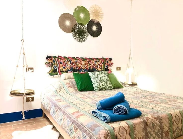 Gemütliches Zimmer in einer alten Mühle in Umbrien, mit warmen Einrichtungsgegenständen für einen angenehmen Aufenthalt.