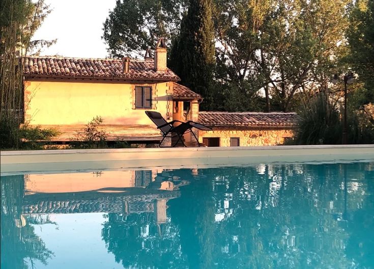 Eine ruhige Zuflucht in Umbrien mit einem Pool inmitten von Grün, ideal zum Entspannen.