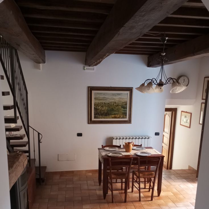 Ein rustikales Gebäude, umgeben von der üppigen umbrischen Natur, ideal für Familien, die eine ruhige Umgebung suchen.