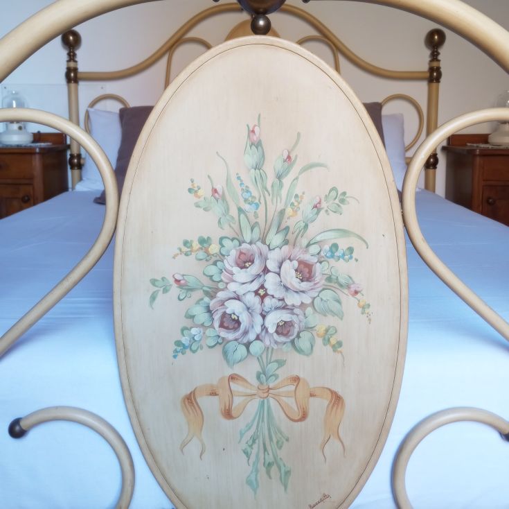 Ein Holzbett mit floralen Dekorationen in einer einfachen und entspannenden Umgebung.