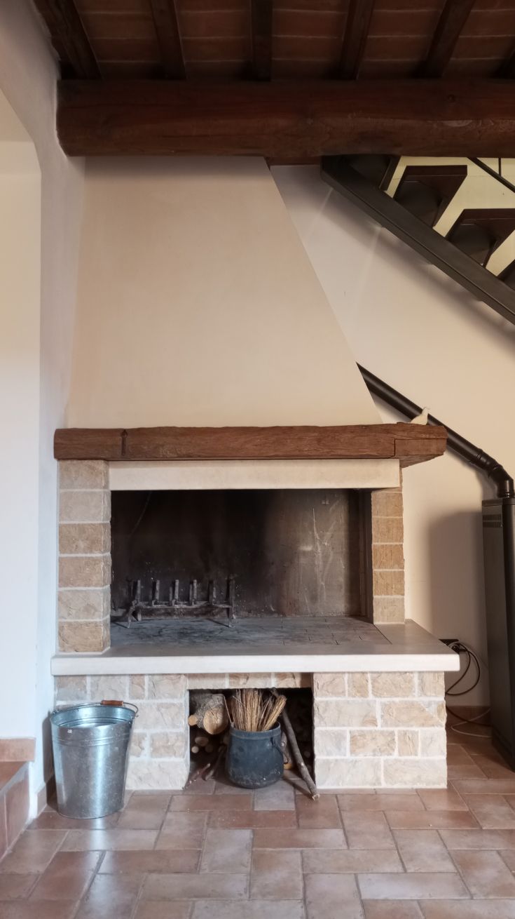 Steinofen in einer gemütlichen Umgebung, perfekt für entspannende Momente.