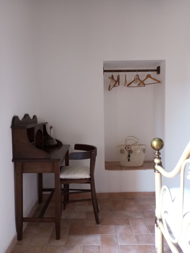 Ein ruhiger Raum mit Holzmöbeln, ideal für Entspannungsmomente in Umbrien.