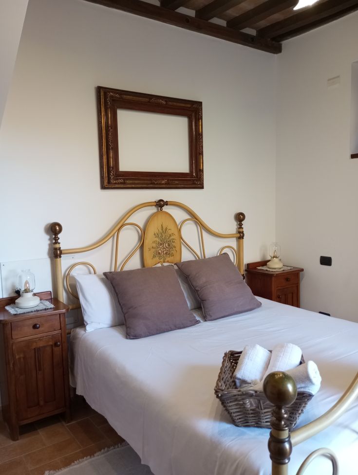 Gemütliches Zimmer mit Holzmöbeln und rustikalen Details, perfekt für entspannende Momente.