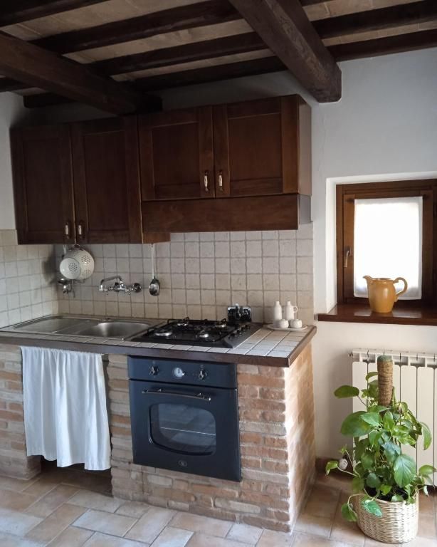 Gemütliche Küche in einem Landhaus mit rustikalem Design und Holzelementen.