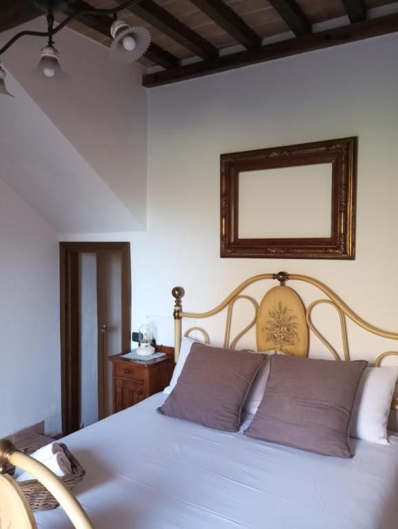 Gemütliches Zimmer mit einfacher Dekoration und entspannter Atmosphäre, ideal für einen Aufenthalt in Umbrien.