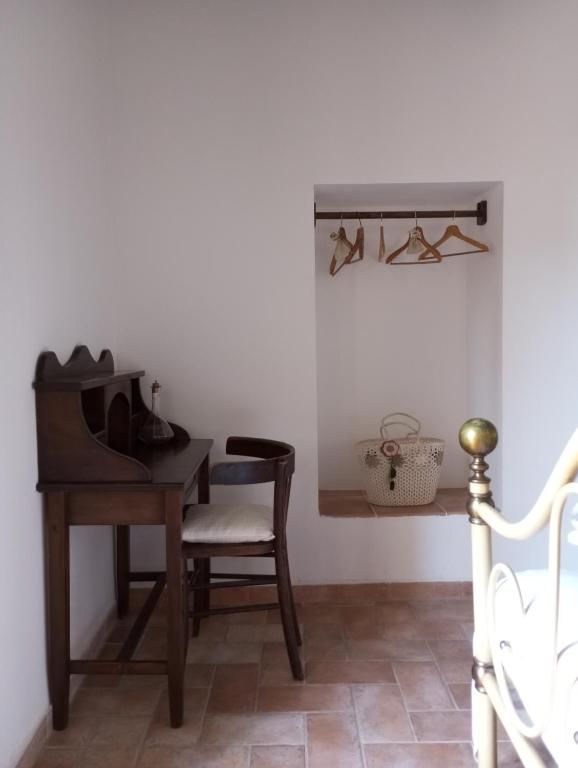 Ruhige Umgebung mit einem Holztisch und Schränken, ideal für eine entspannende Pause.