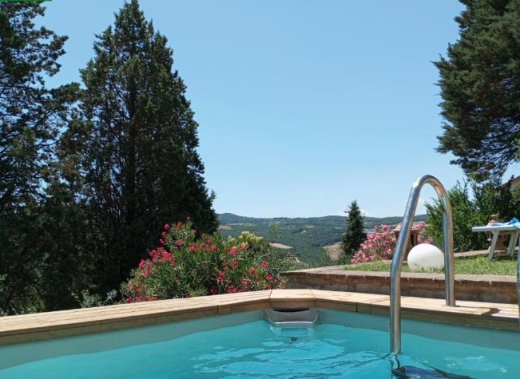Ein ruhiger Ort mit einem Pool, umgeben von typisch umbrischer Natur.