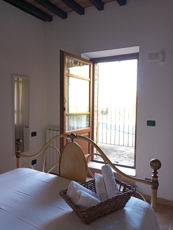 Ein einladendes Zimmer, umgeben von Grün, perfekt für eine entspannende Pause vom Stadtleben.