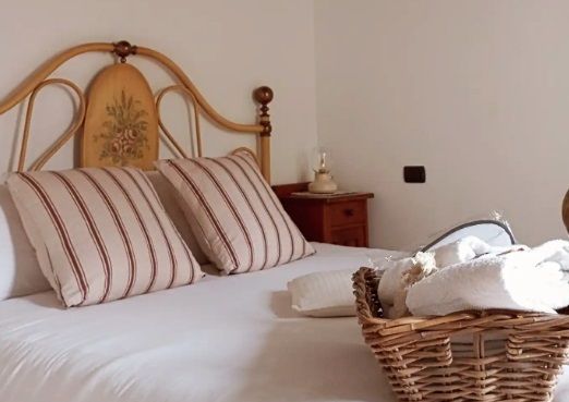 Ein einfaches Zimmer mit einem Doppelbett und einigen Körben für Handtücher. Platz zum Entspannen.