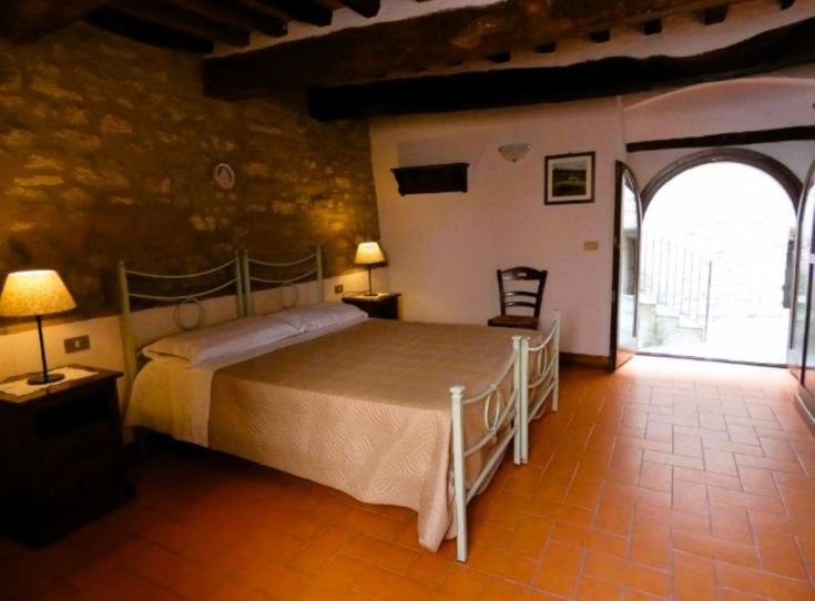 Cozy room with simple furnishings and modern comforts, perfect for a restful stay.