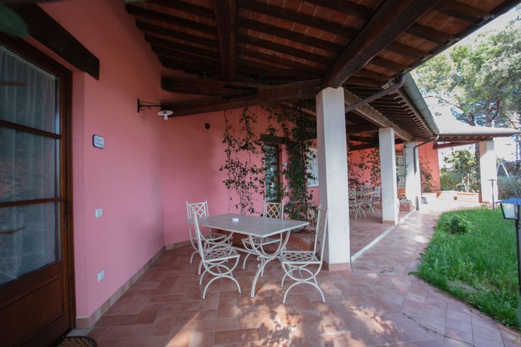 Agriturismo con piscina a Castiglione del Lago, offre buoni servizi e ampie aree verdi.