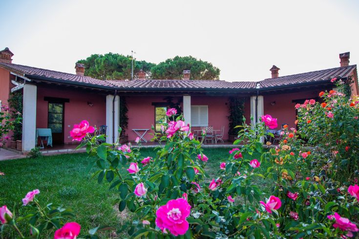 Agriturismo con un giardino ben curato, perfetto per momenti di relax a Castiglione del Lago.