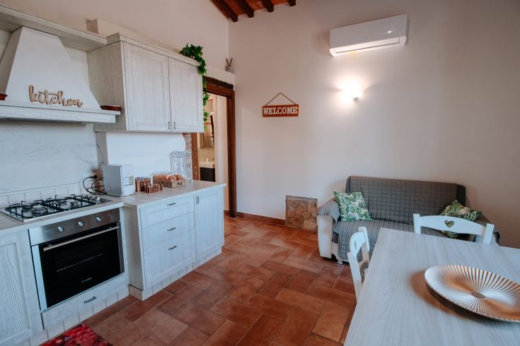 Ambiente semplice, con cucina funzionale e area relax. Perfetto per momenti di tranquillità.