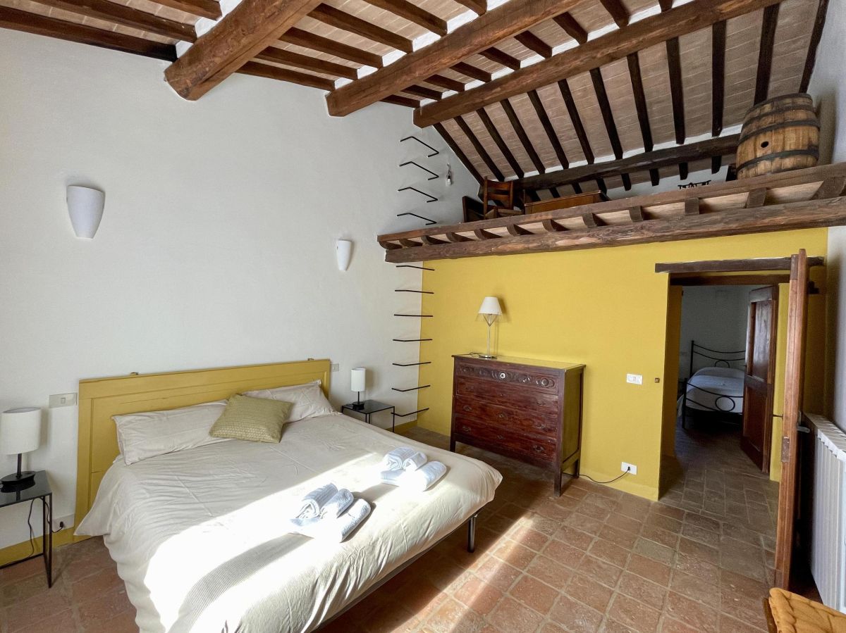 Une chambre confortable et simple, avec des détails rustiques et une atmosphère détendue pour un séjour serein.