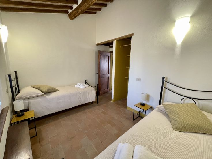 Camera luminosa con letti singoli, adatta per un soggiorno confortevole e sereno.