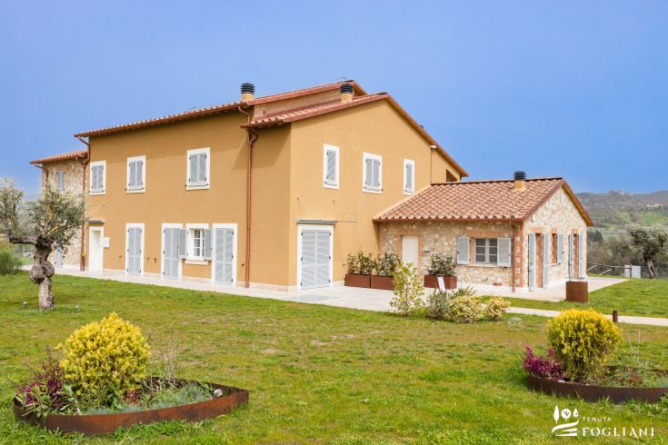 Tenuta Fogliani, une structure entourée de verdure, alliant éléments historiques et contemporains.