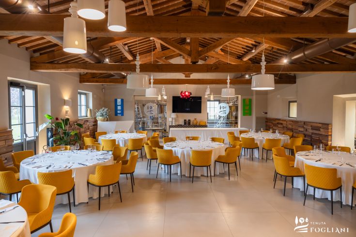 Restaurant avec des tables bien disposées, mélangeant des éléments rustiques et modernes dans un cadre confortable.