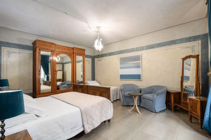 Bright and comfortable room with modern and vintage details, perfect for a stay. Located in a historic facility in Narni.