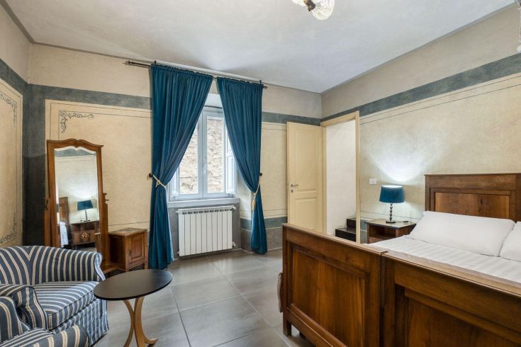 An elegant room with classic furnishings in blue tones, ideal for relaxation.