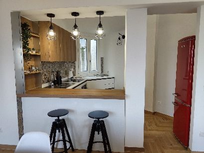 Penthouse rénové au centre-ville avec cuisine ouverte et décor contemporain. Un espace chaleureux pour un séjour serein.
