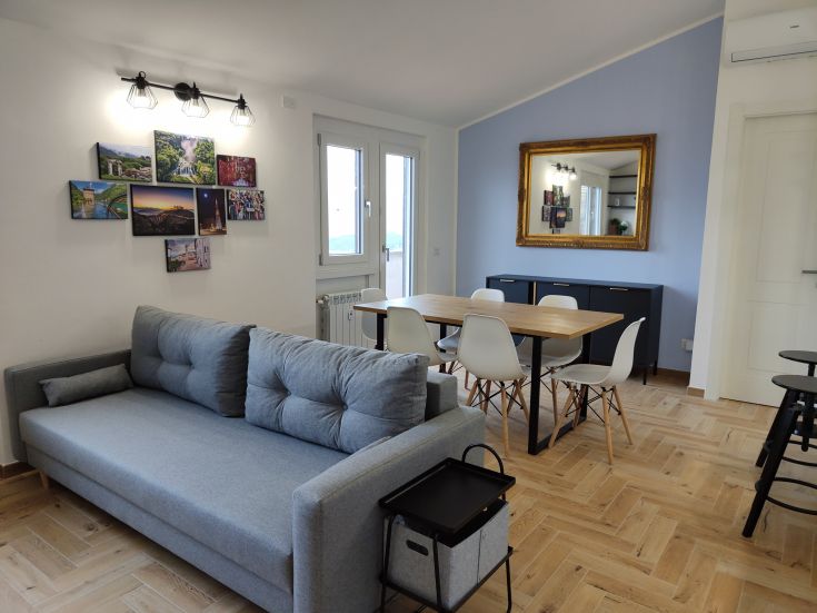 Appartement rénové au centre, avec un salon, une salle à manger et une cuisine ouverte, parfait pour les familles.