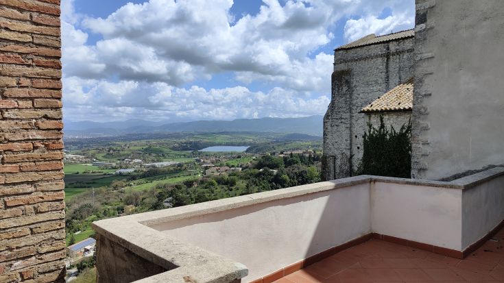 Panorama depuis la terrasse d'un penthouse rénové à Narni, montrant la verdure environnante.