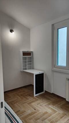 Une pièce lumineuse avec un bureau fonctionnel, idéal pour le travail ou l'étude.