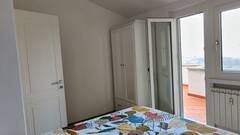 Penthouse rénové au centre de Narni, avec deux chambres et vue panoramique sur la ville.