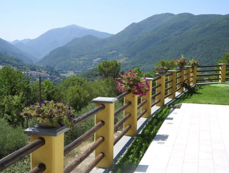 Scena che mostra la vallata dell'Umbria, con colline e fiori che aggiungono colore all'ambiente.