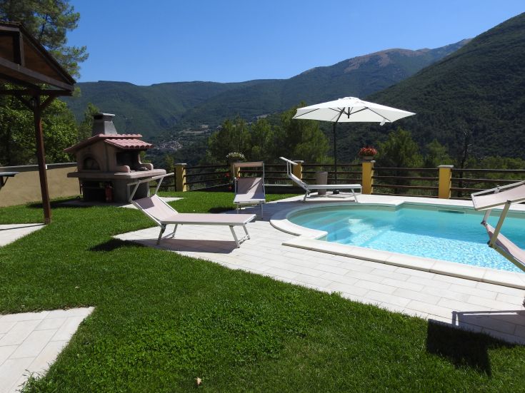 Il B&B La Codetta dispone di una piscina e un giardino immersi nella natura dei monti Sibillini.