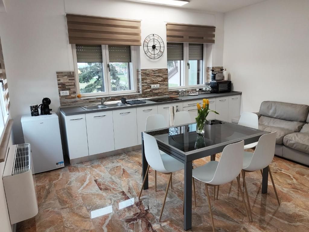 Geräumige und gut beleuchtete Küche mit einem Wohnbereich für gesellige Zusammenkünfte und gemeinsame Mahlzeiten.
